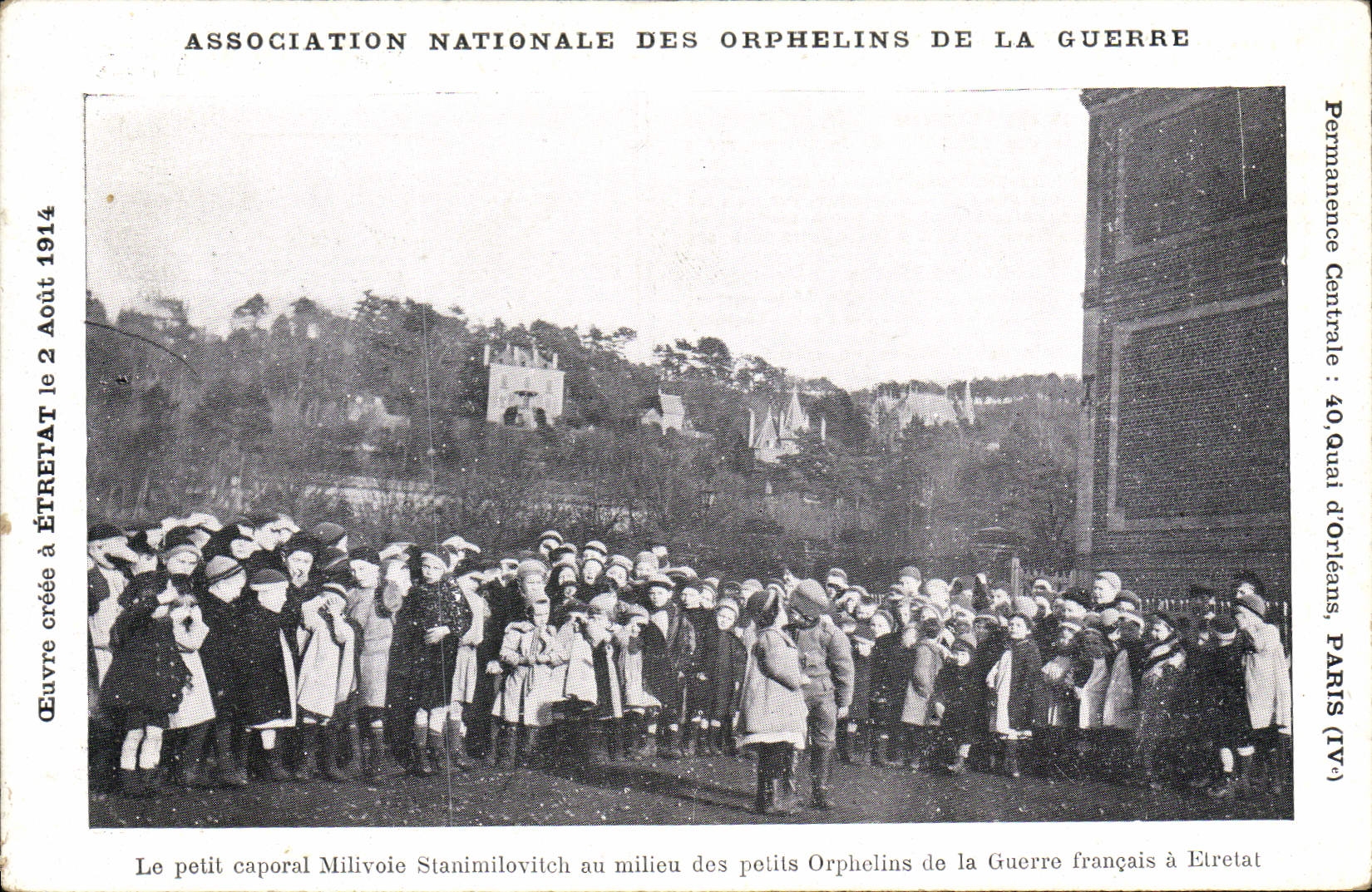 Huérfanos del orfelinato de los niños de la POSTAL de la VENDIMIA de la guerra el pequeño Millivoie corporal Stanimilovitch en el medio de los pequeños huérfanos