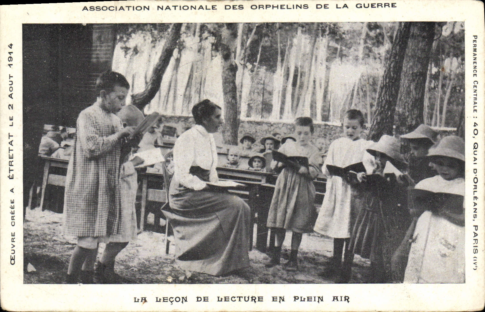 Huérfanos del orfelinato de los niños de la POSTAL de la VENDIMIA de la guerra la lección de la lectura en el aire abierto