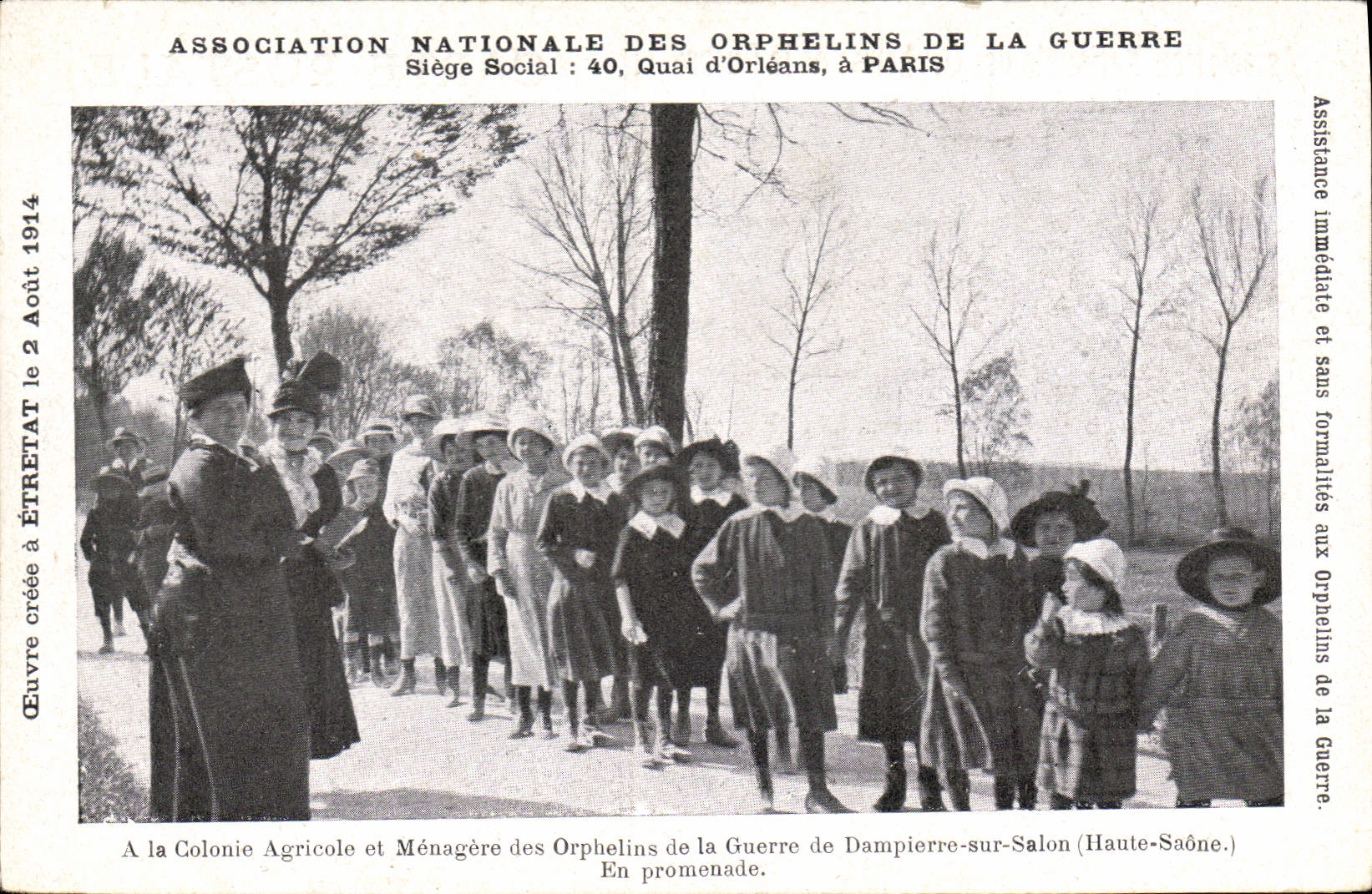 Los huérfanos del orfelinato de los niños de la POSTAL de la VENDIMIA de la guerra a la colonia y al ama de casa agrícolas de los huérfanos de Dampierre guerrean en sala de estar
