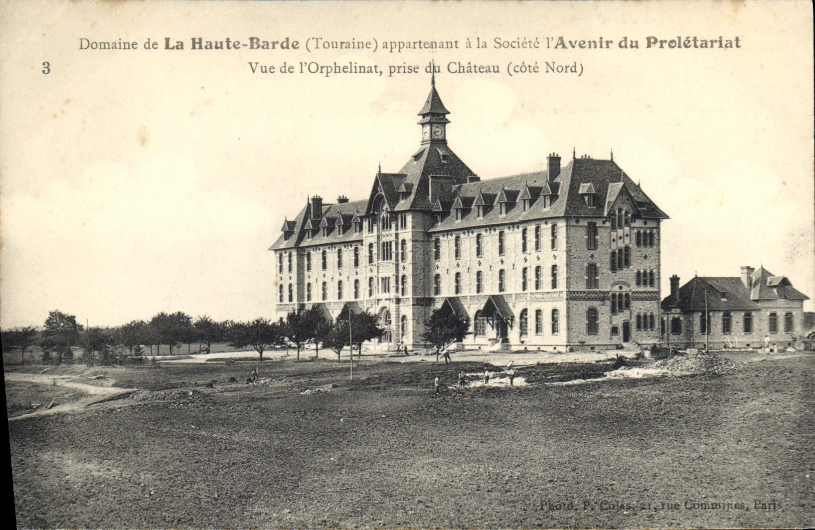 Campo del orfelinato de los niños de la POSTAL de la VENDIMIA del alto futuro del bardo del proletariado visto del orfelinato tomado del castillo