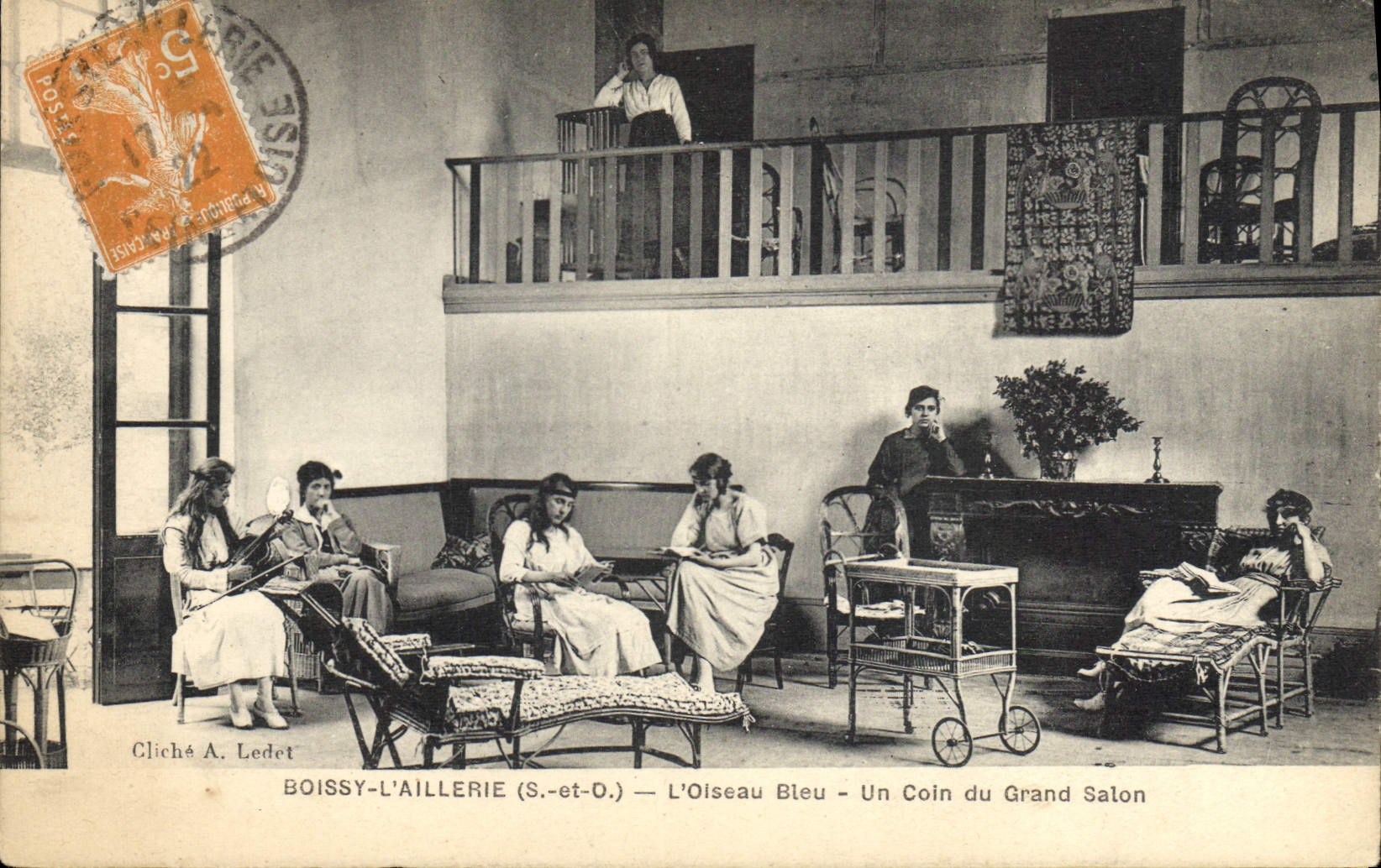 CPA Enfants Boissy l'Aillerie L'oiseau bleu Un coin du grand salon 