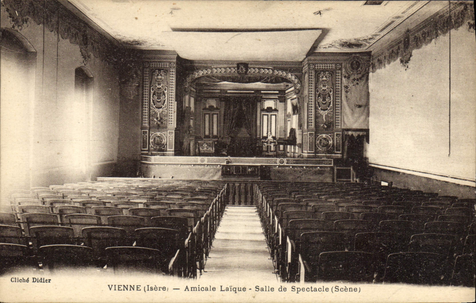 CPA Vienne Amicale laique Salle de spectacle Scene