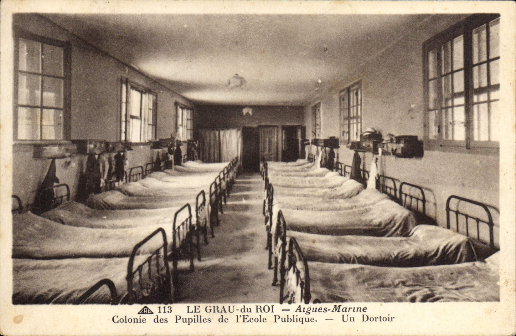 Niños Chau de la POSTAL de la VENDIMIA del rey Aigues Navy Colony de las pupilas de la escuela pública un dormitorio