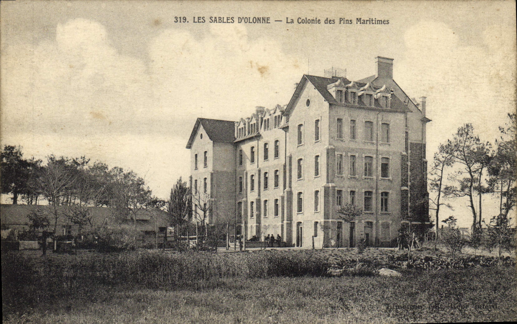 CPA Enfants Les Sables d'Olonne la colonie des Pins Maritimes 