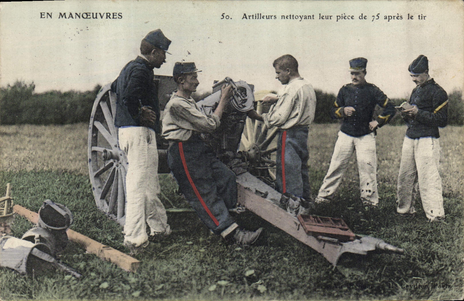 CPA Militaria Artilleurs nettoyant leur piece de 75 apres le tir