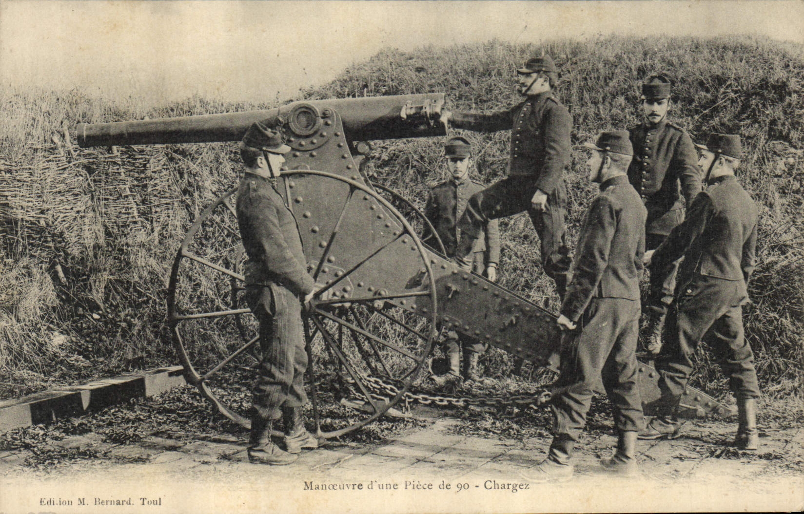 CPA Militaria Manoeuvre d'une piece de 90 