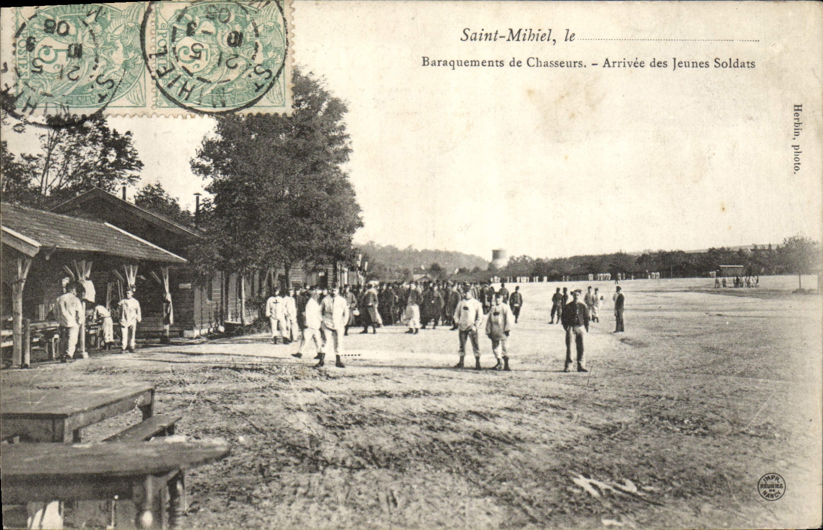 CPA Militaria Saint Mihiel Baraquements de chasseurs Arrivee des jeunes soldats 