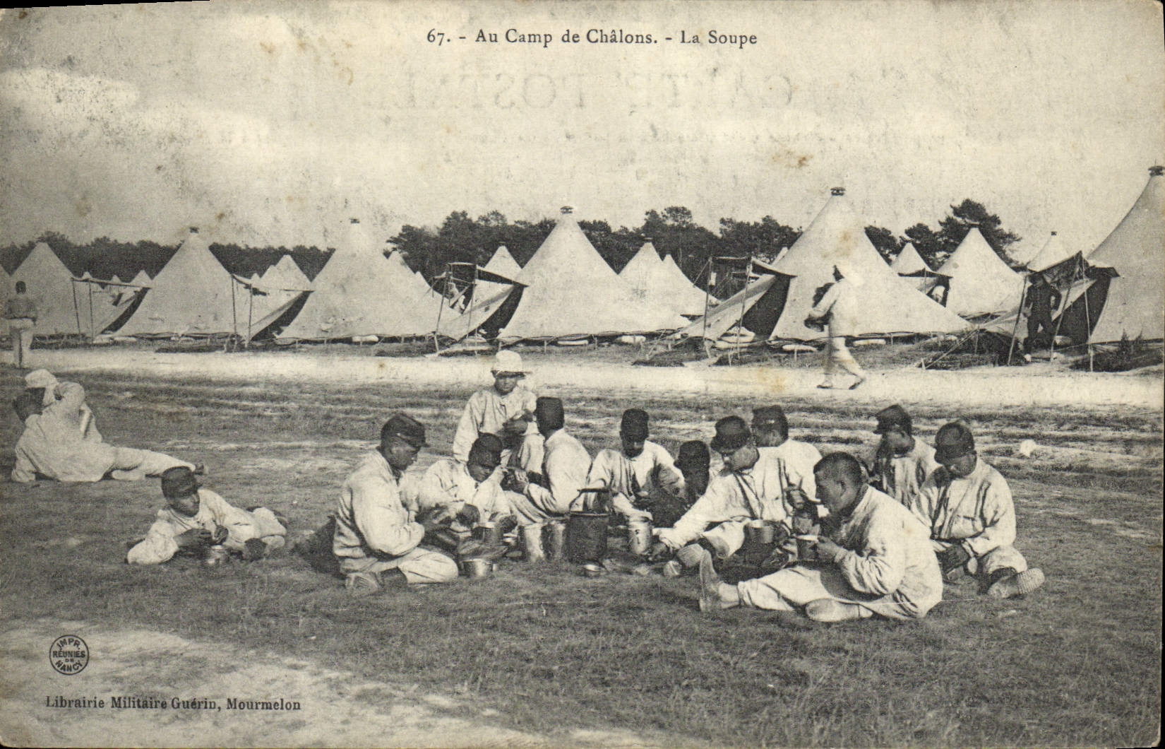 CPA Militaria Au camp de Chalons La soupe
