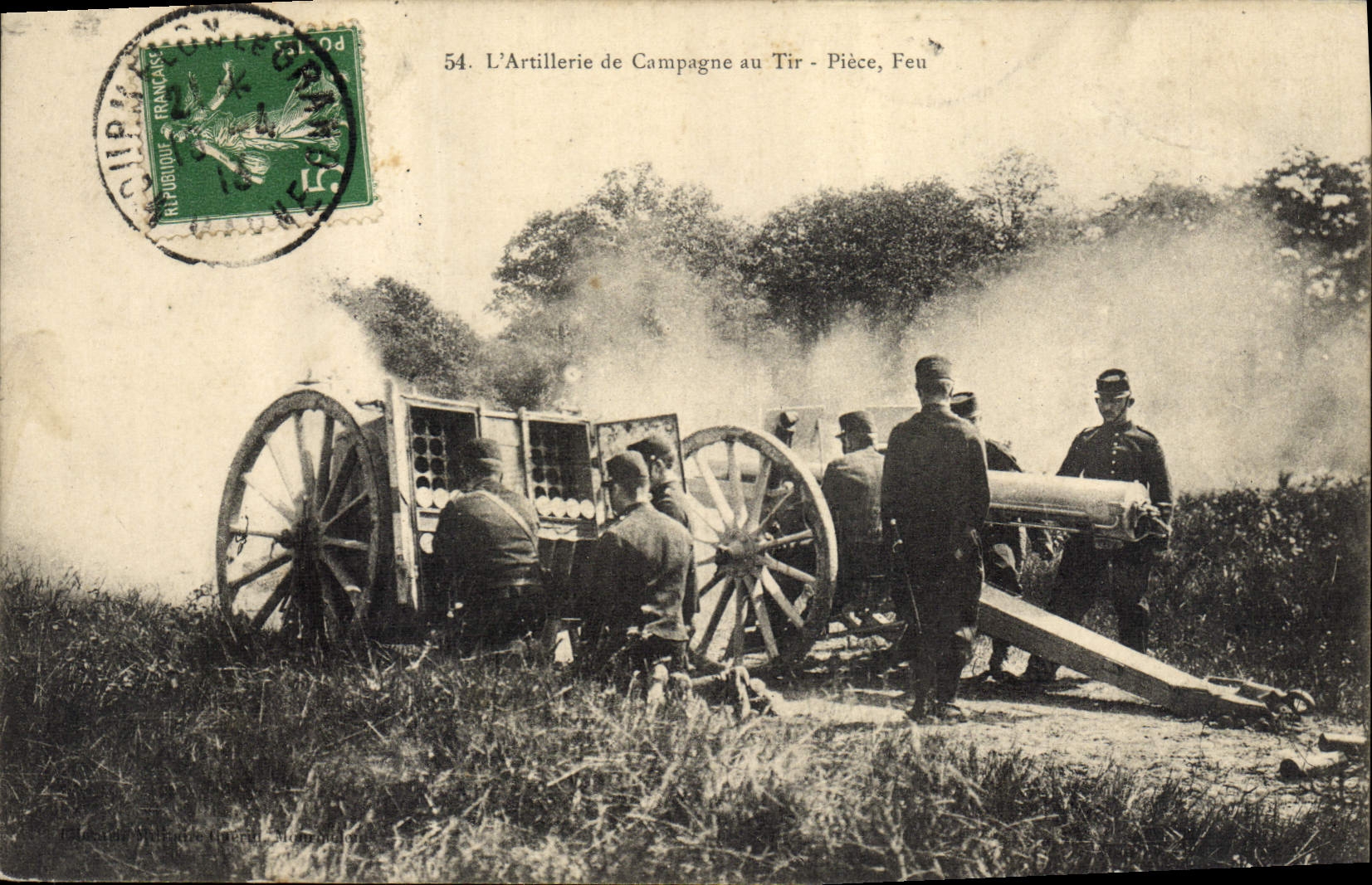 CPA Militaria L'artillerie de campagne au Tir Piece Feu 