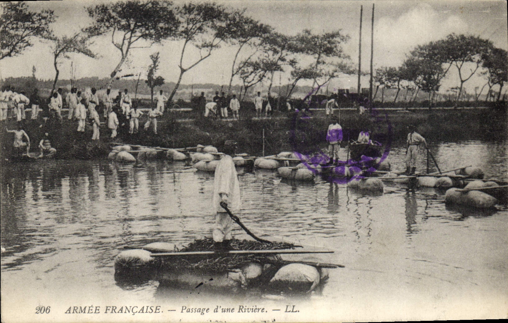 CPA Militaria Passage d'une riviere