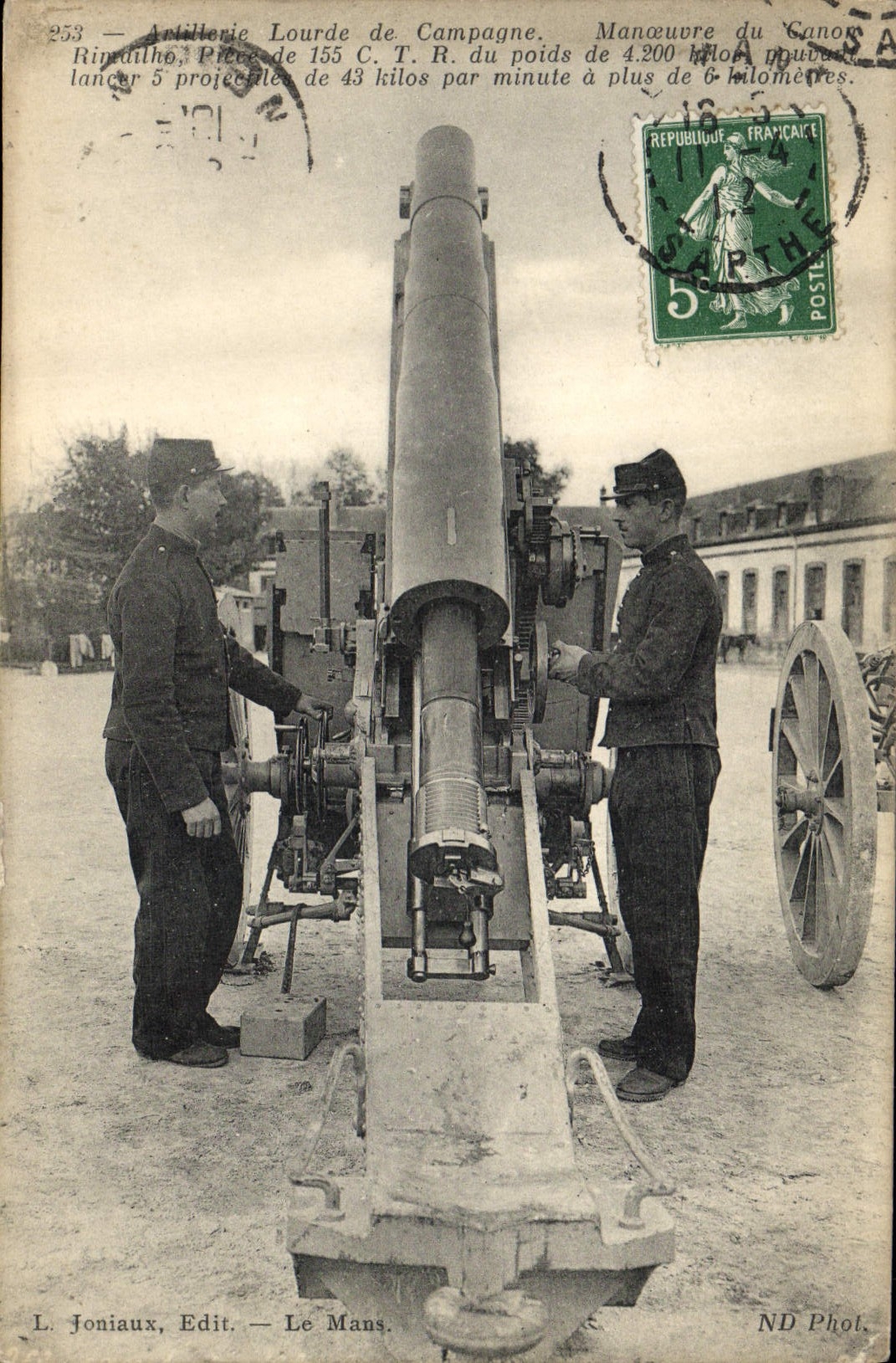 La artillería pesada de Militaria de la POSTAL de la VENDIMIA funciona los armas