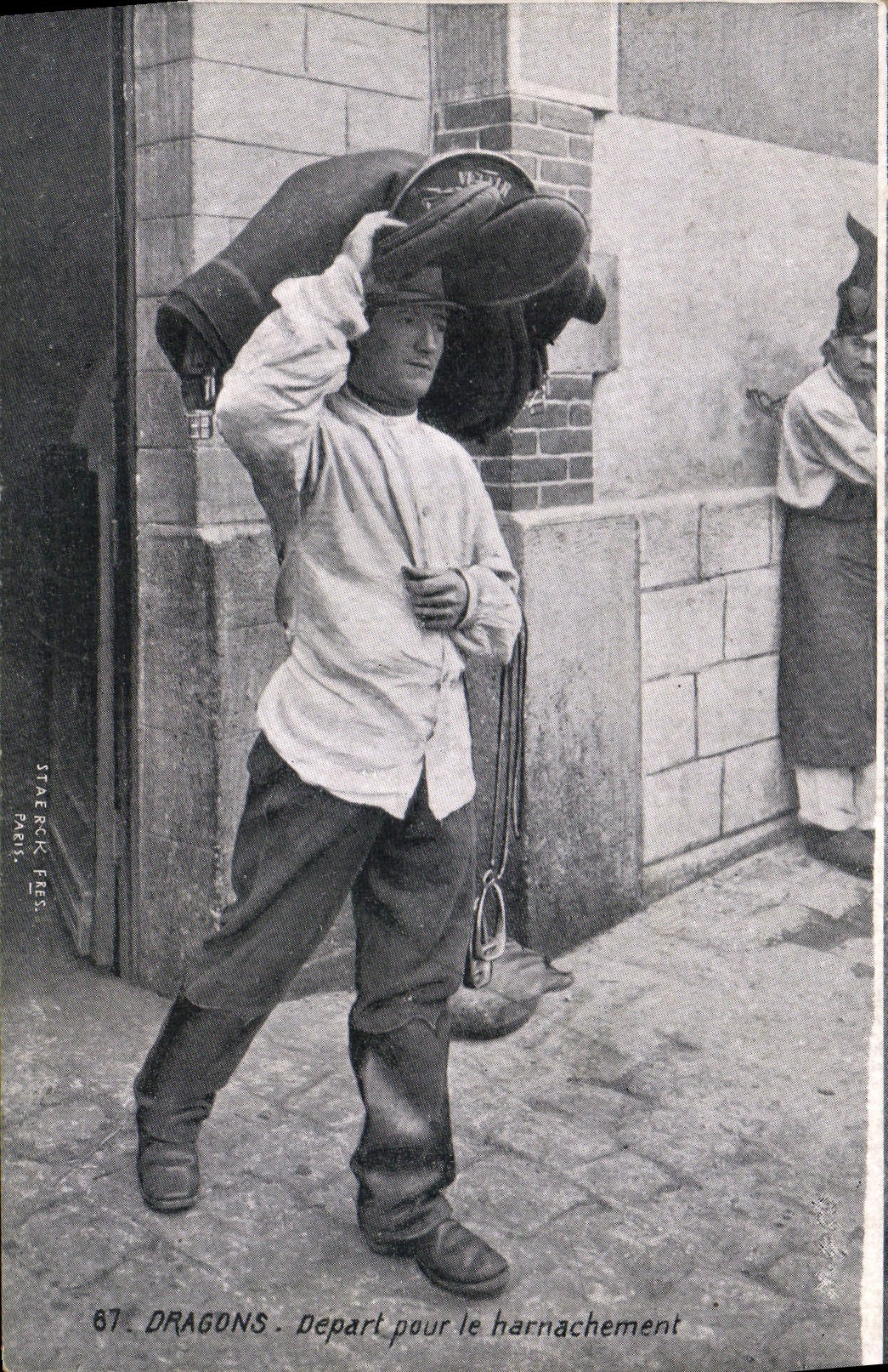 CPA Militaria Dragons Depart pour le harnachement