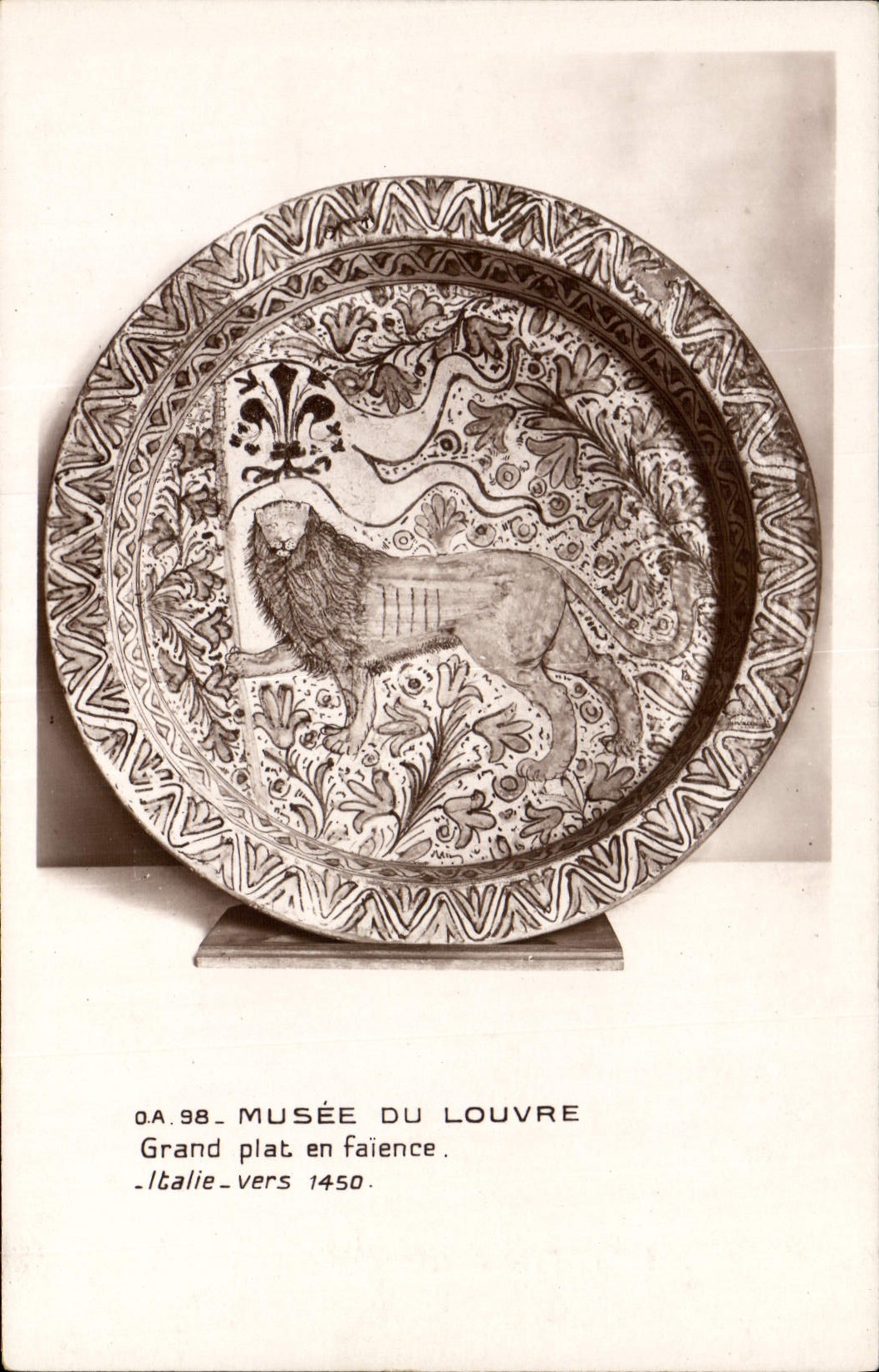 CPA Potier Poterie Paris Musee du Louvre Grand plat en faience Italie Lion