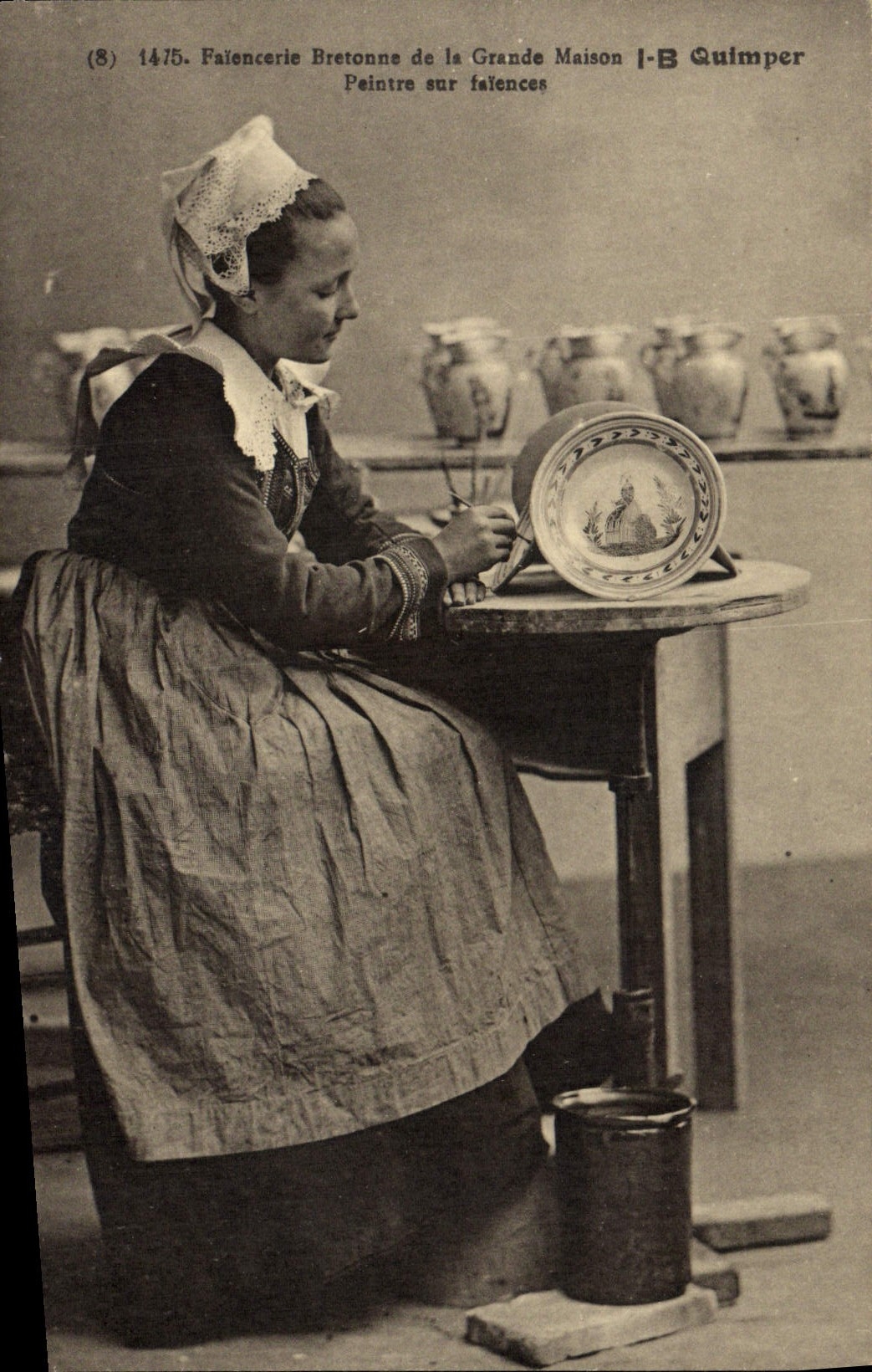 CPA Potier Poterie Faience bretonne de la grande maison IB Quimper Peintre sur faiences