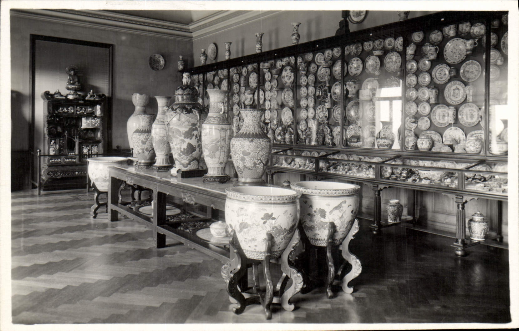 CPA Potier Poterie Ville de Geneve Musee Ariana Porcelaines orientales