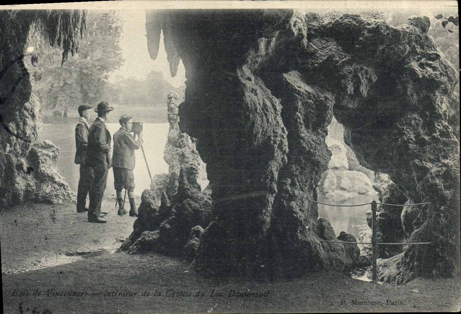 CPA Photographie Bois de Vincennes Interieur de la grotte