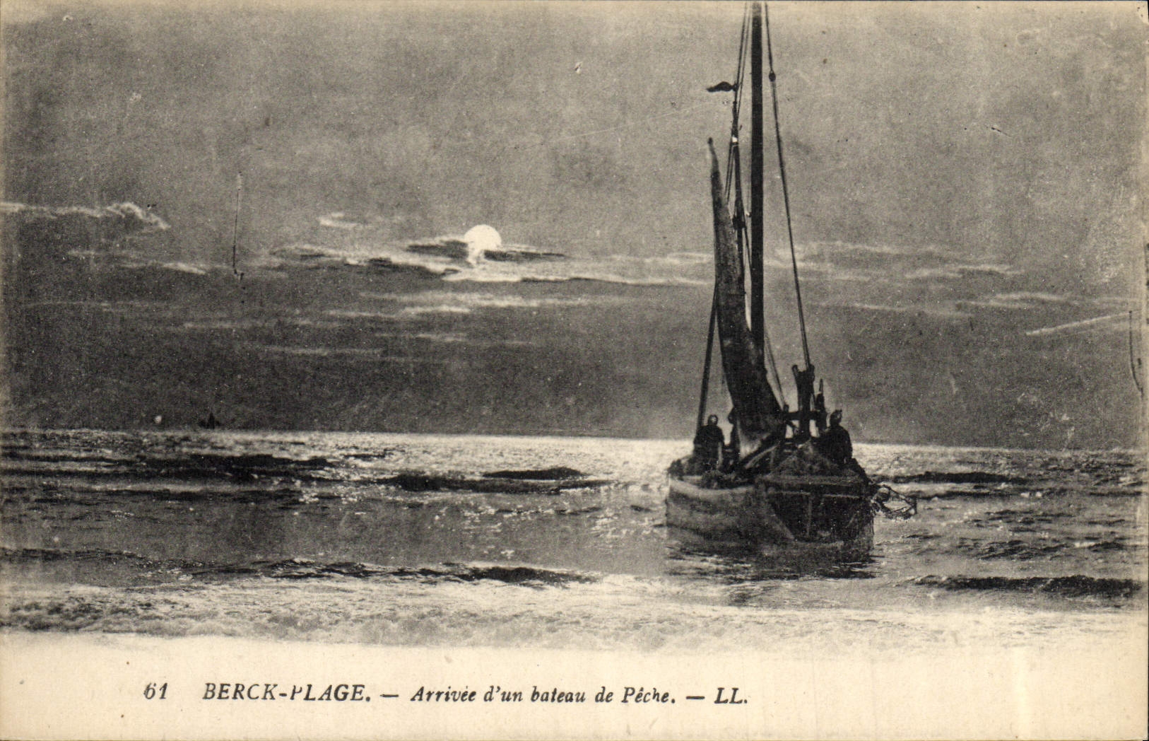 VINTAGE POSTCARD Boat of sin Berck beach Arrived of a boat of sin