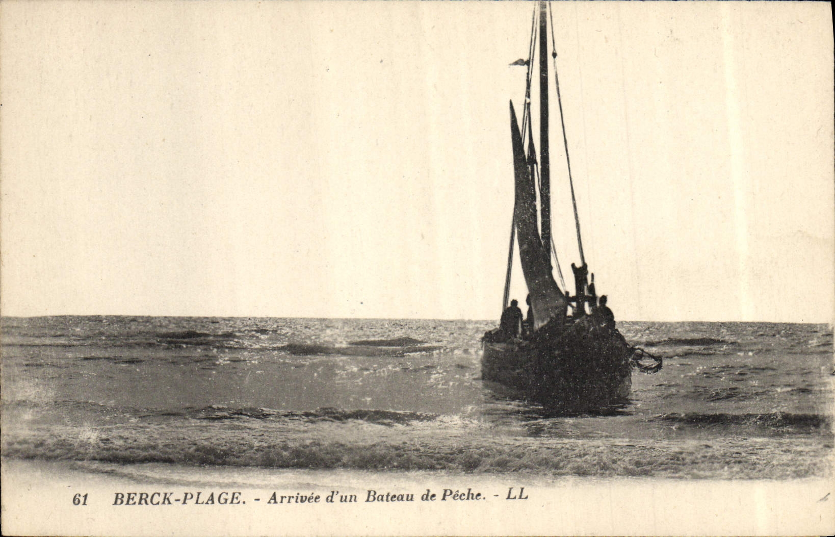 VINTAGE POSTCARD Berck beach Arrived of a boat of sin
