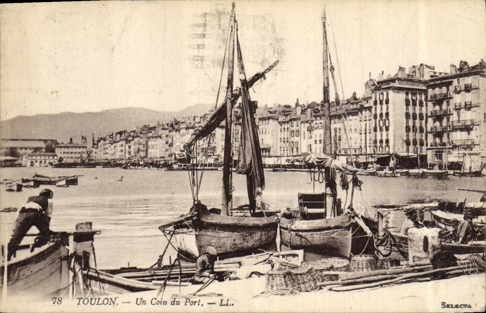 CPA Bateau de peche Toulon Un coin du port 