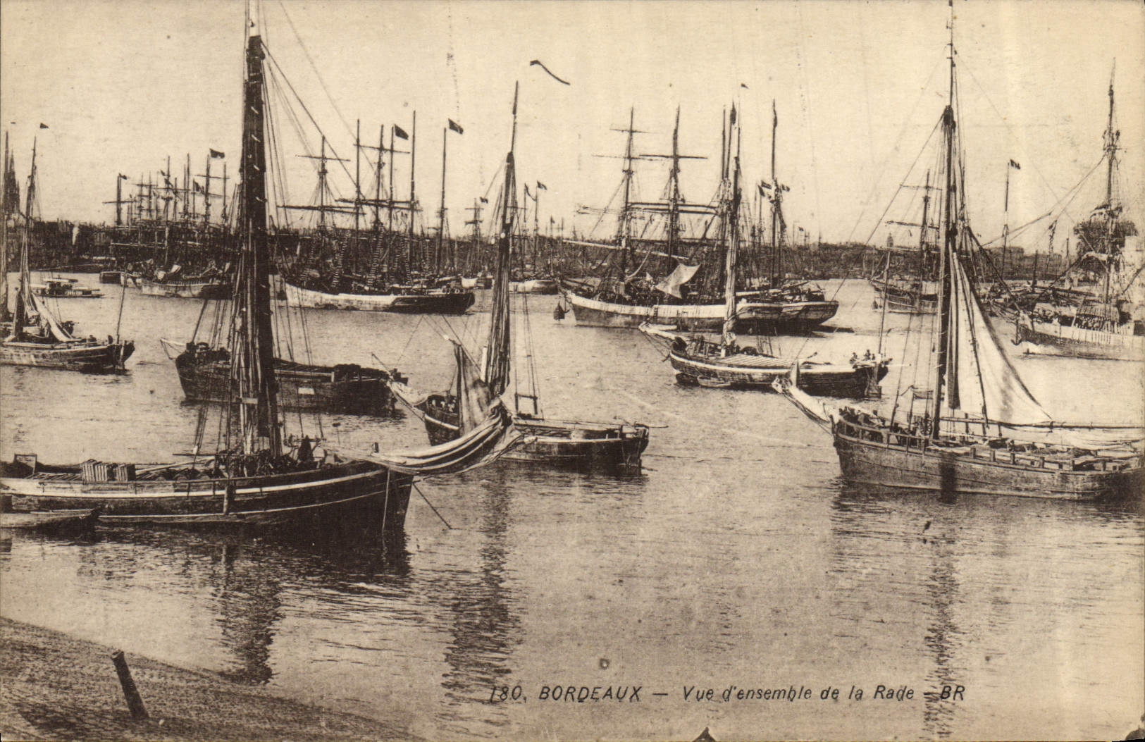 CPA Bateau de peche Bordeaux Vue d'ensemble de la rade 