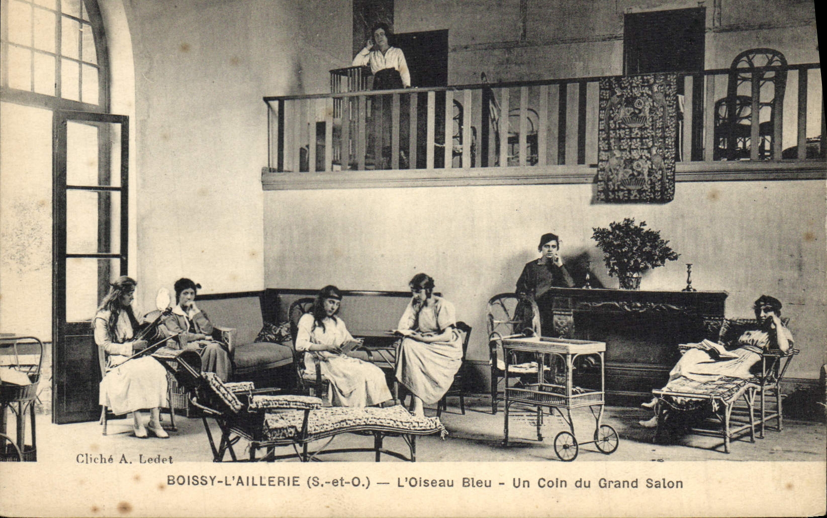 CPA Enfants Boissy l'Aillerie L'oiseau bleu Un coin du grand salon 