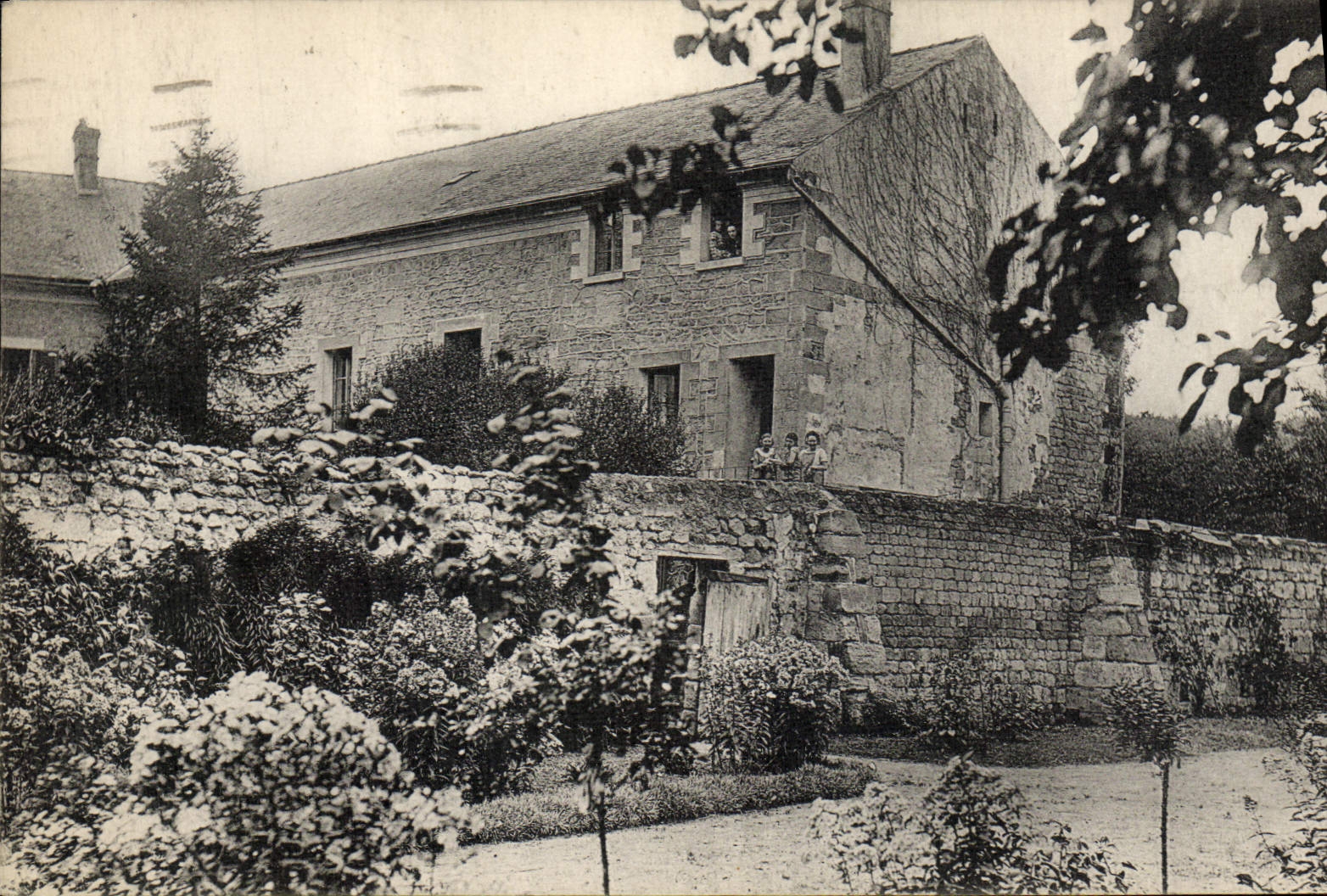 CPA Enfants Boissy l'Aillerie L'oiseau bleu Le vieux mur