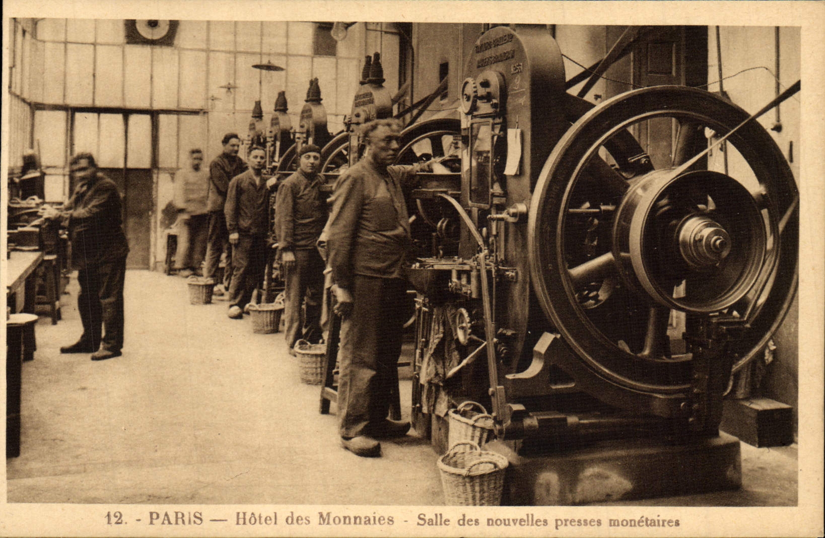 CPA Paris Hotel des Monnaies Salle des nouvelles presses monetaires