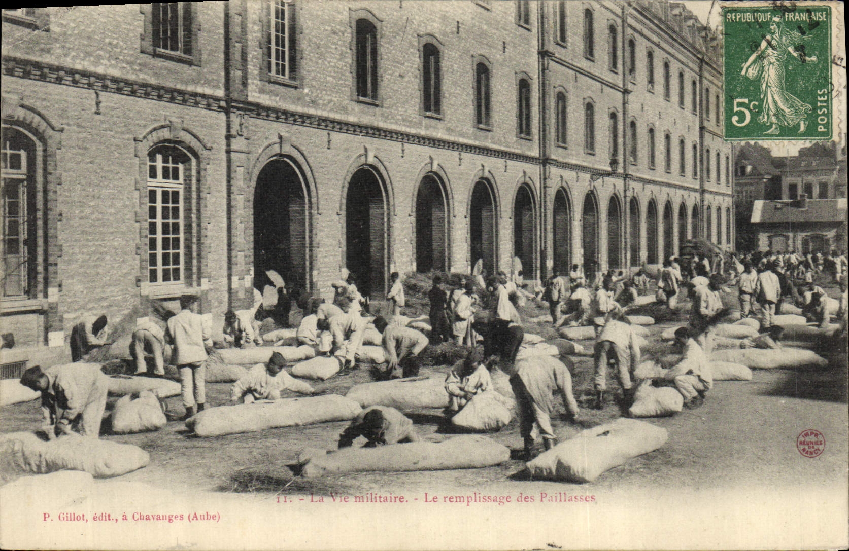 VINTAGE POSTCARD Militaria military life filling of the straw mattresses