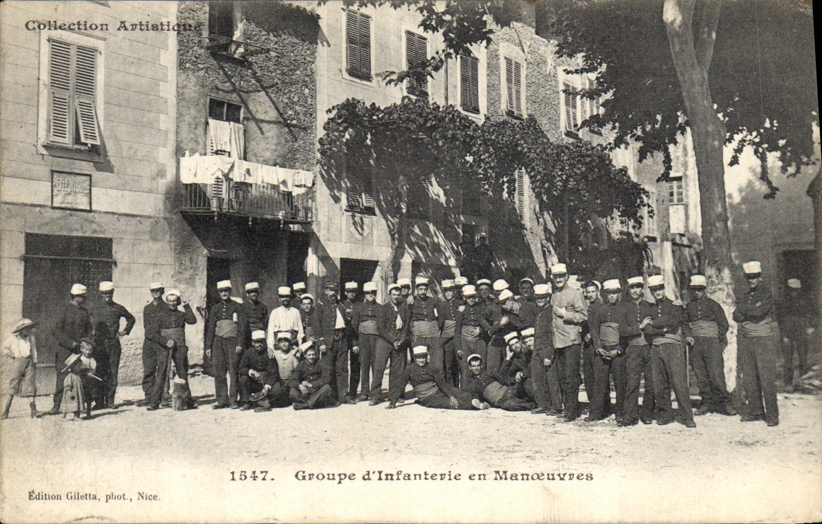 CPA Militaria Groupe d'infanterie en manoeuvres