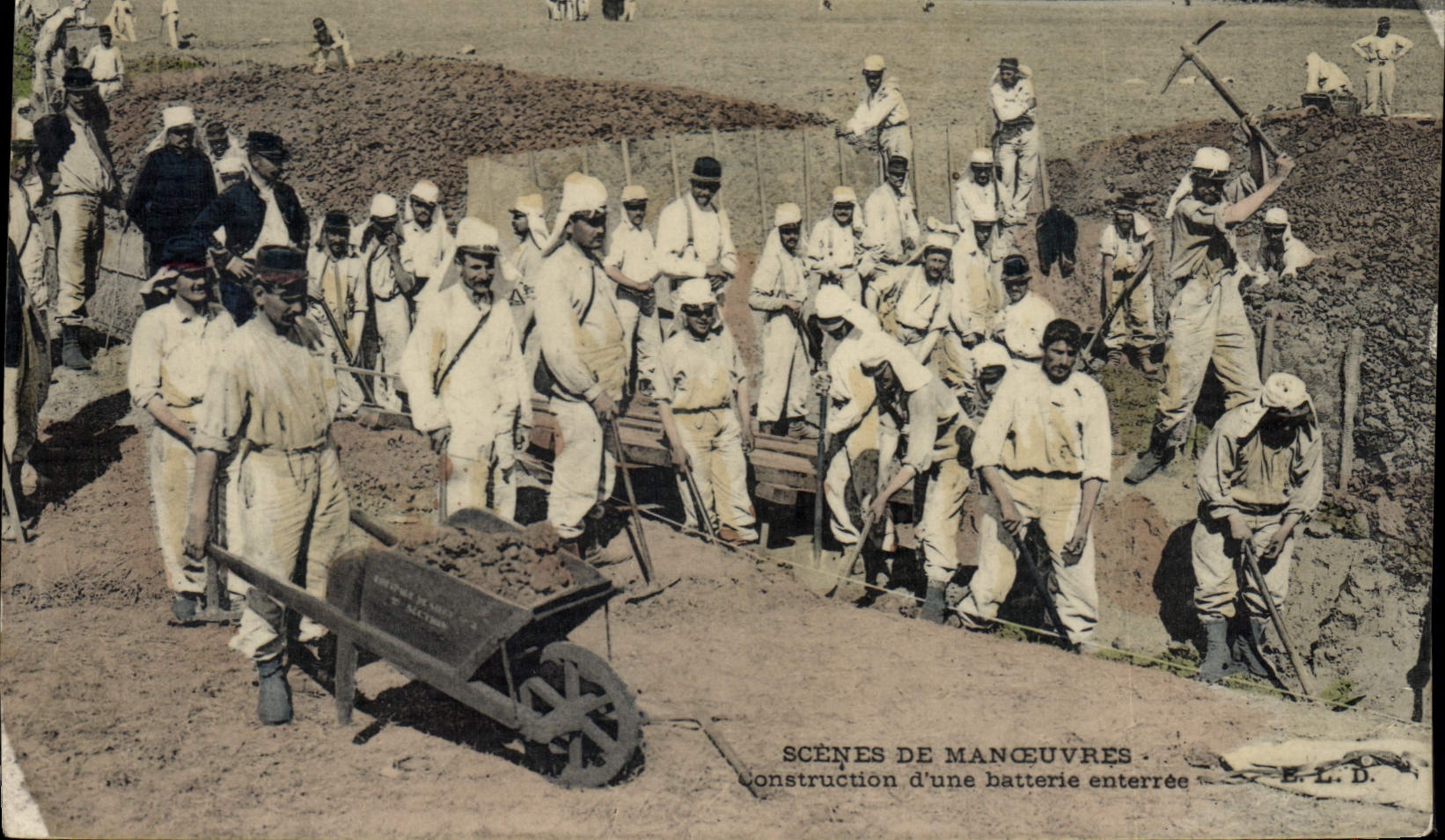 CPA Militaria Manoeuvres Construction d'une batterie enterree