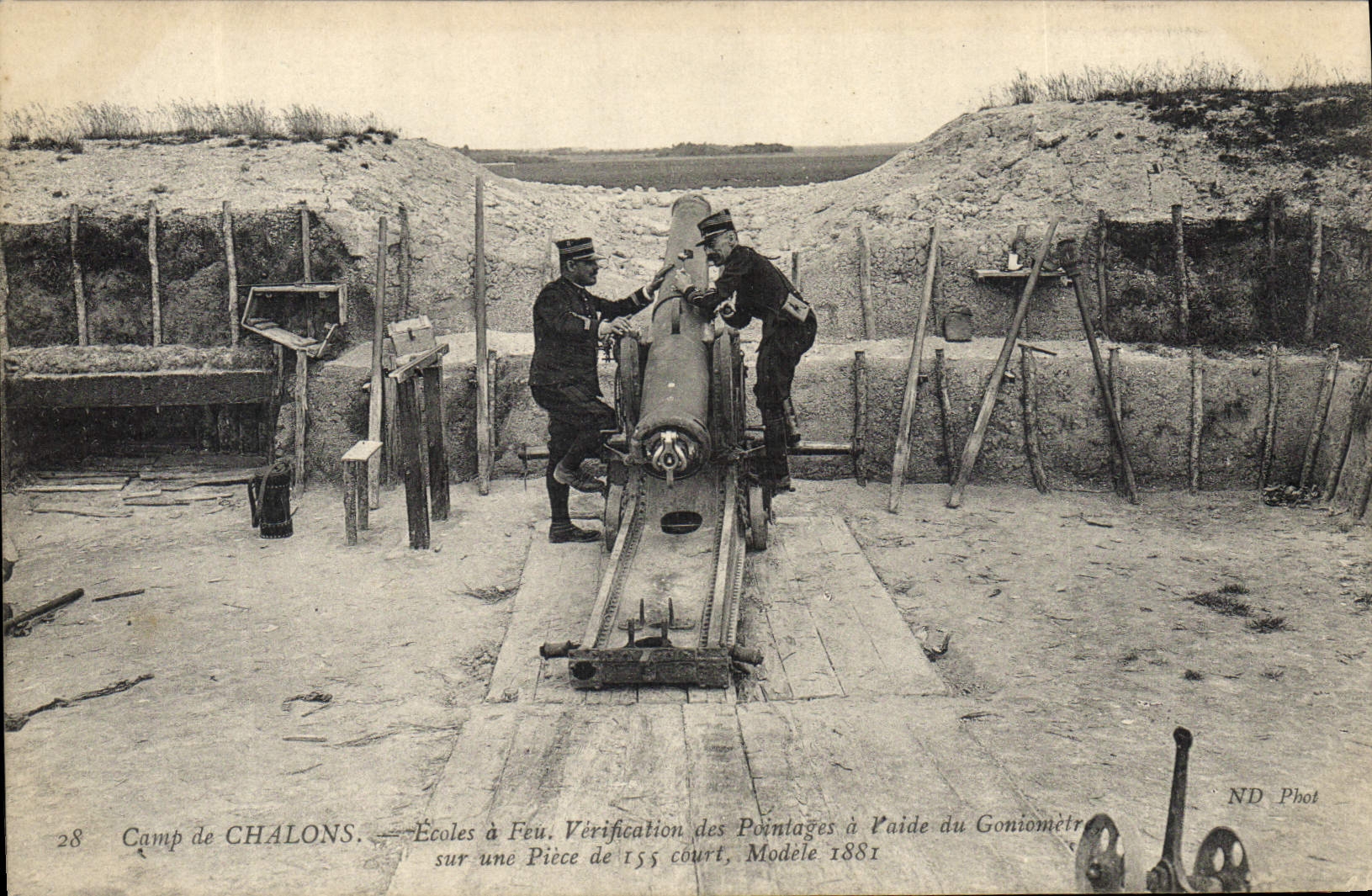 CPA Militaria Camp de Chalons Ecoles a feu Verification des pointages a l'aide du Goniometre sur une piece de 155 court
