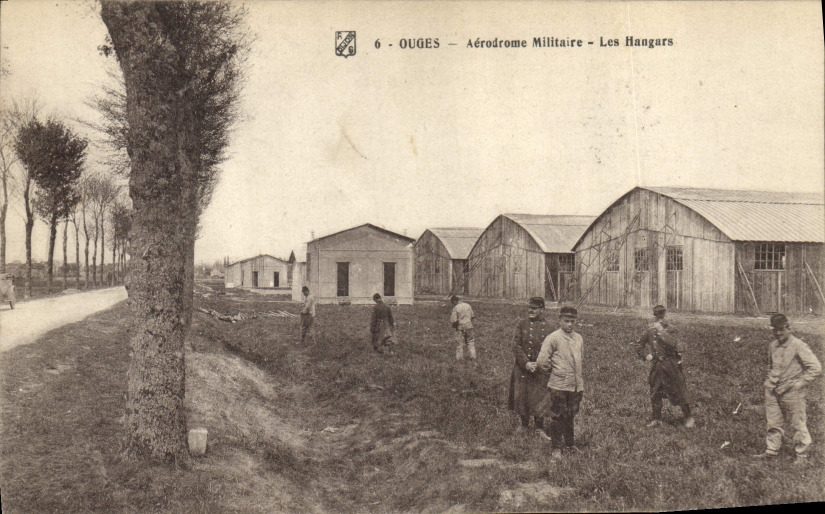 CPA Militaria Ouges Aerodrome militaire Les hangars