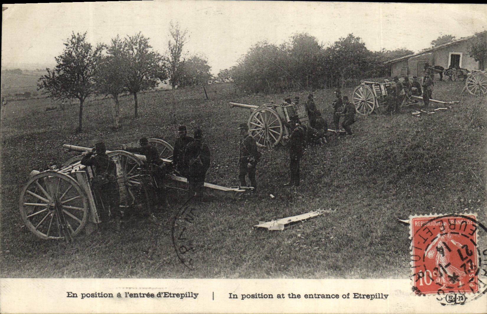 CPA Militaria En position a l'entree d'Etrepilly
