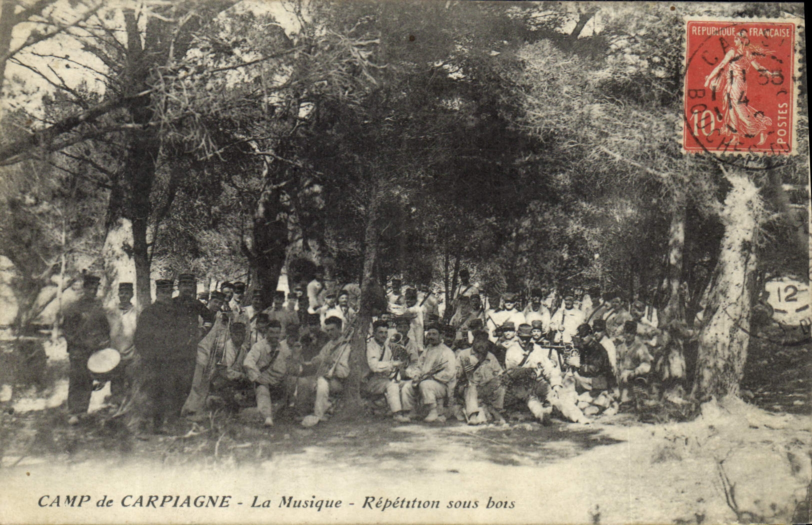 CPA Militaria Camp de Carpiagne La musique Repetition sous bois