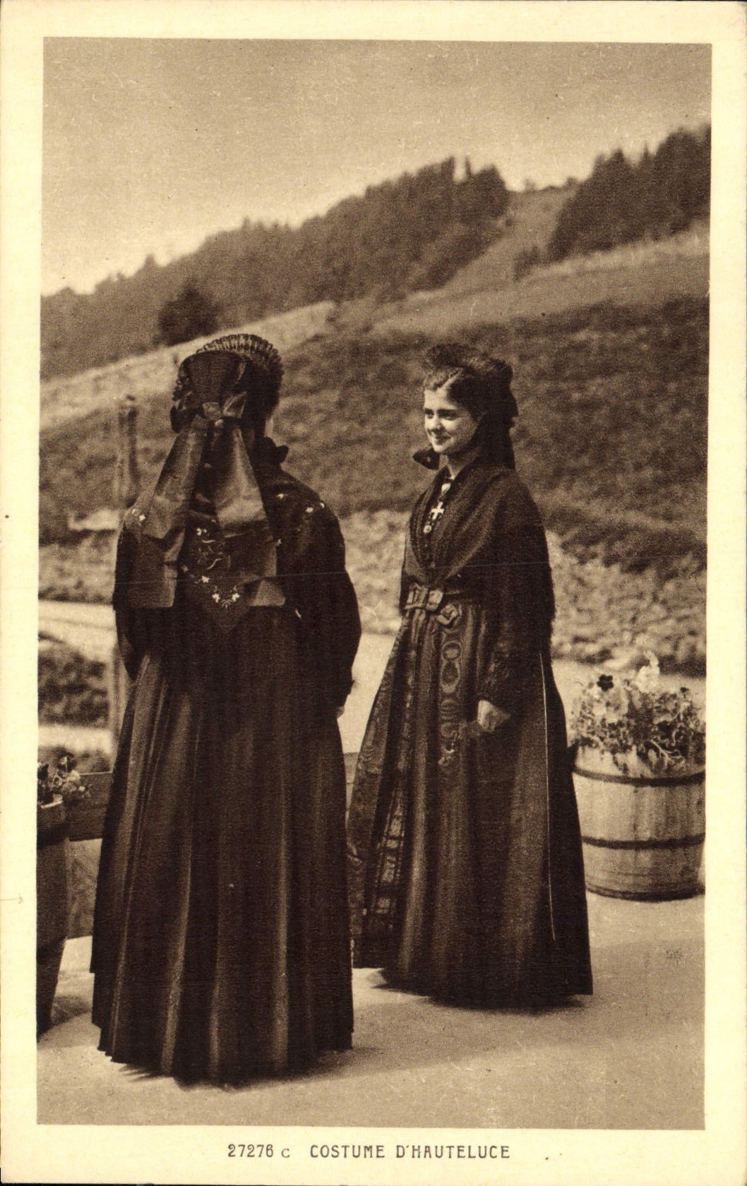 CPA Folklore Costume d'Hauteluce