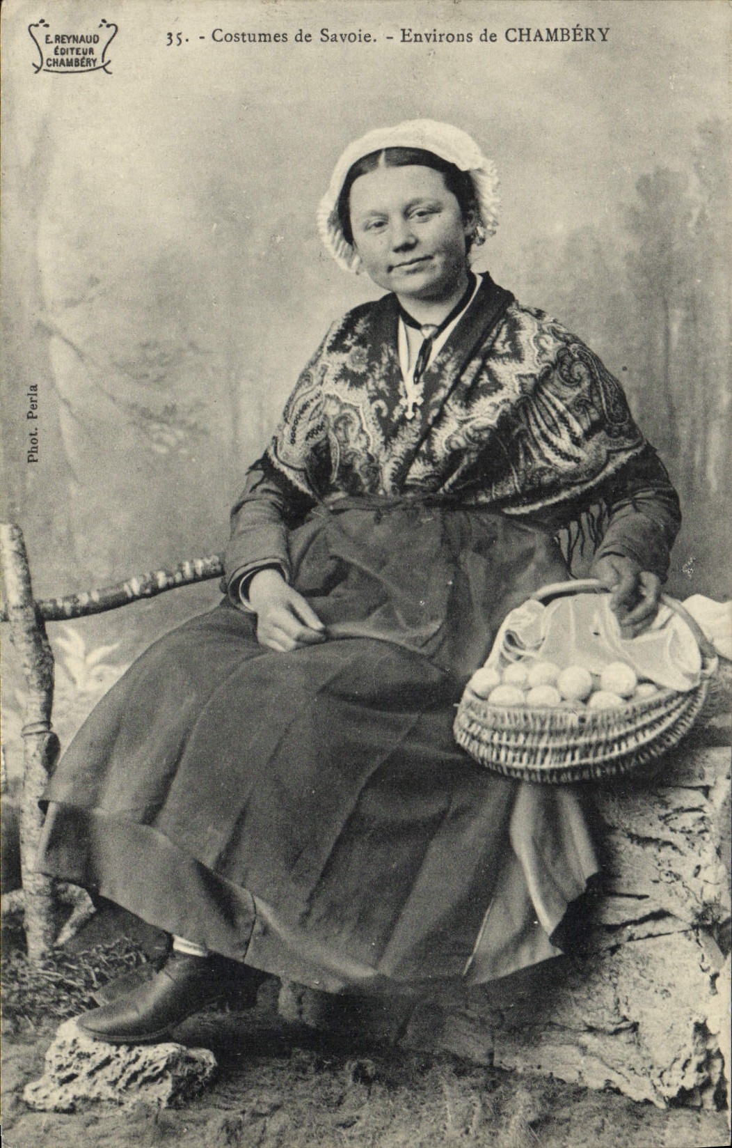 CPA Folklore Costumes de Savoie Environs de Chambery