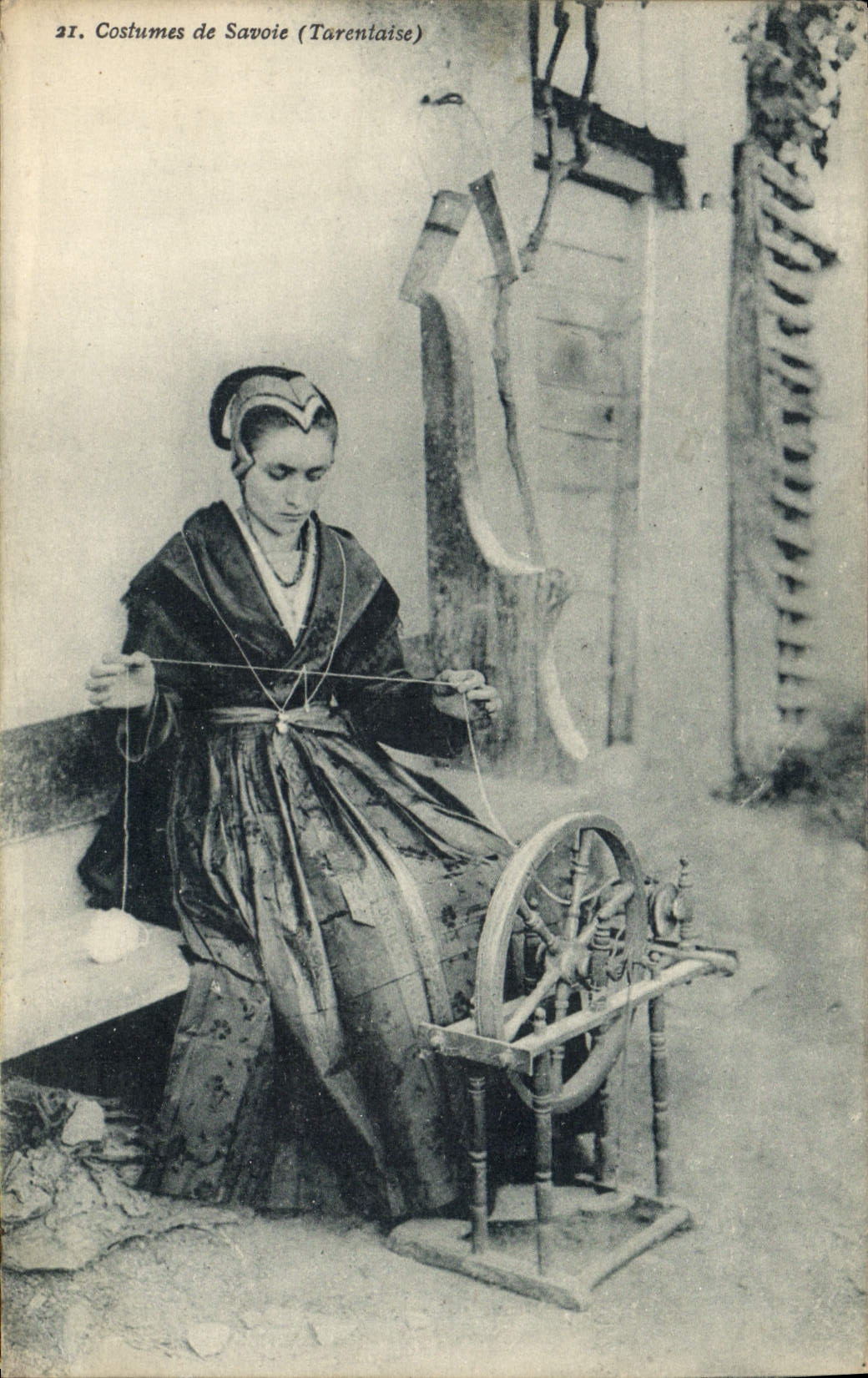 CPA Folklore Costumes de Savoie Tarentaise Fileuse 