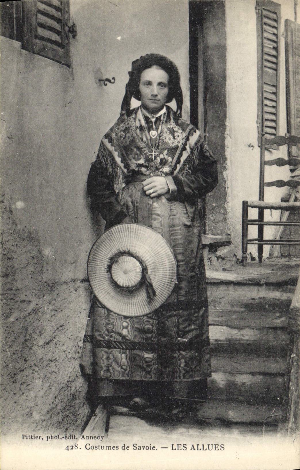 CPA Folklore Costumes de Savoie Les Allues 