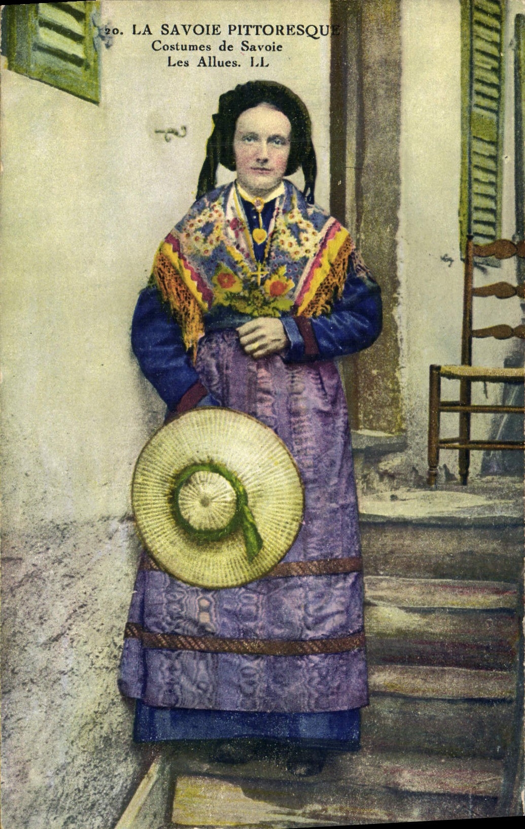 CPA Folklore Costumes de Savoie Les Allues