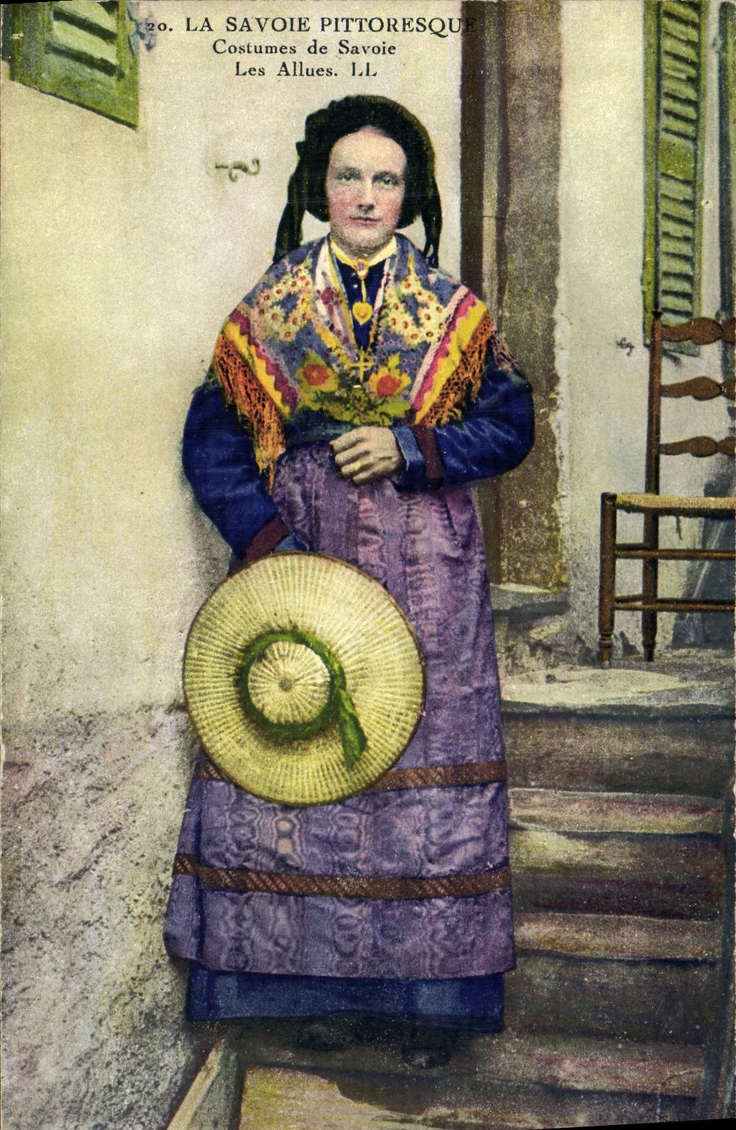 CPA Folklore Costumes de Savoie Les Allues