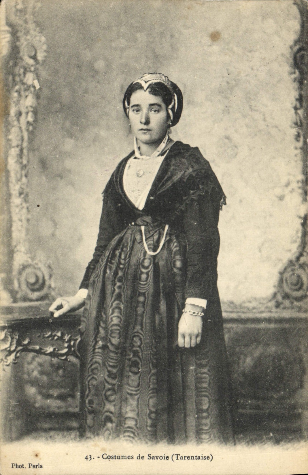 CPA Folklore Costumes de Savoie Tarentaise 