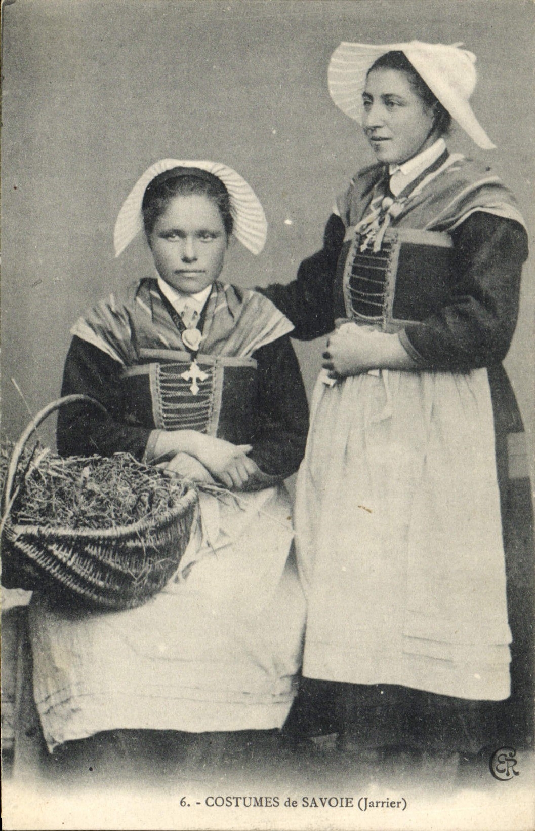 CPA Folklore Costumes de Savoie Jarrier 