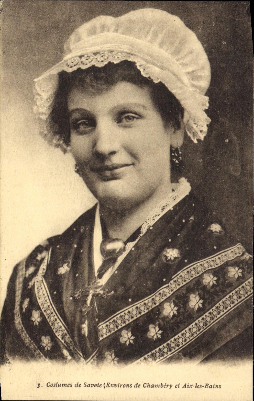 CPA Folklore Costumes de Savoie Environs de Chambery et Aix les Bains 