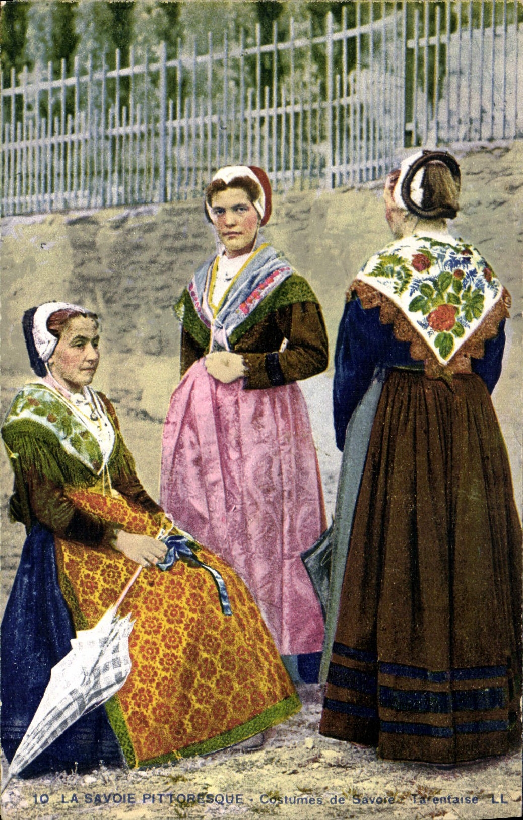 CPA Folklore Costumes de Savoie Tarentaise