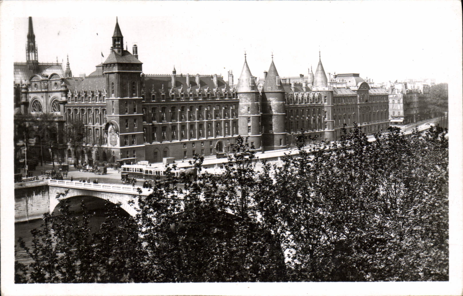 VINTAGE POSTCARD Paris And Its Wonders the caretaker's lodge