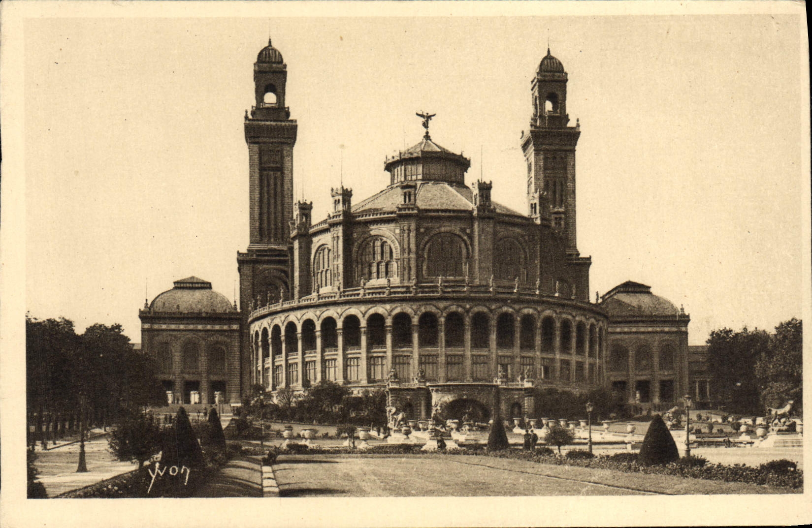 VINTAGE POSTCARD Paris While Strolling the Palate of Trocadero