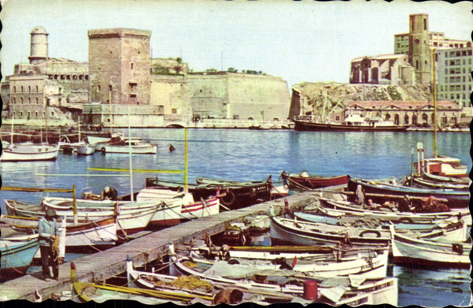 CPA Marseille Le Vieux Port au Fond le Fort Saint Jean Bateaux