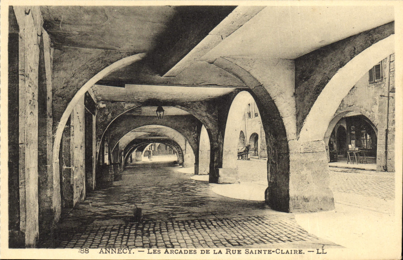 CPA Annecy Les Arcades De La Rue Sainte Claire