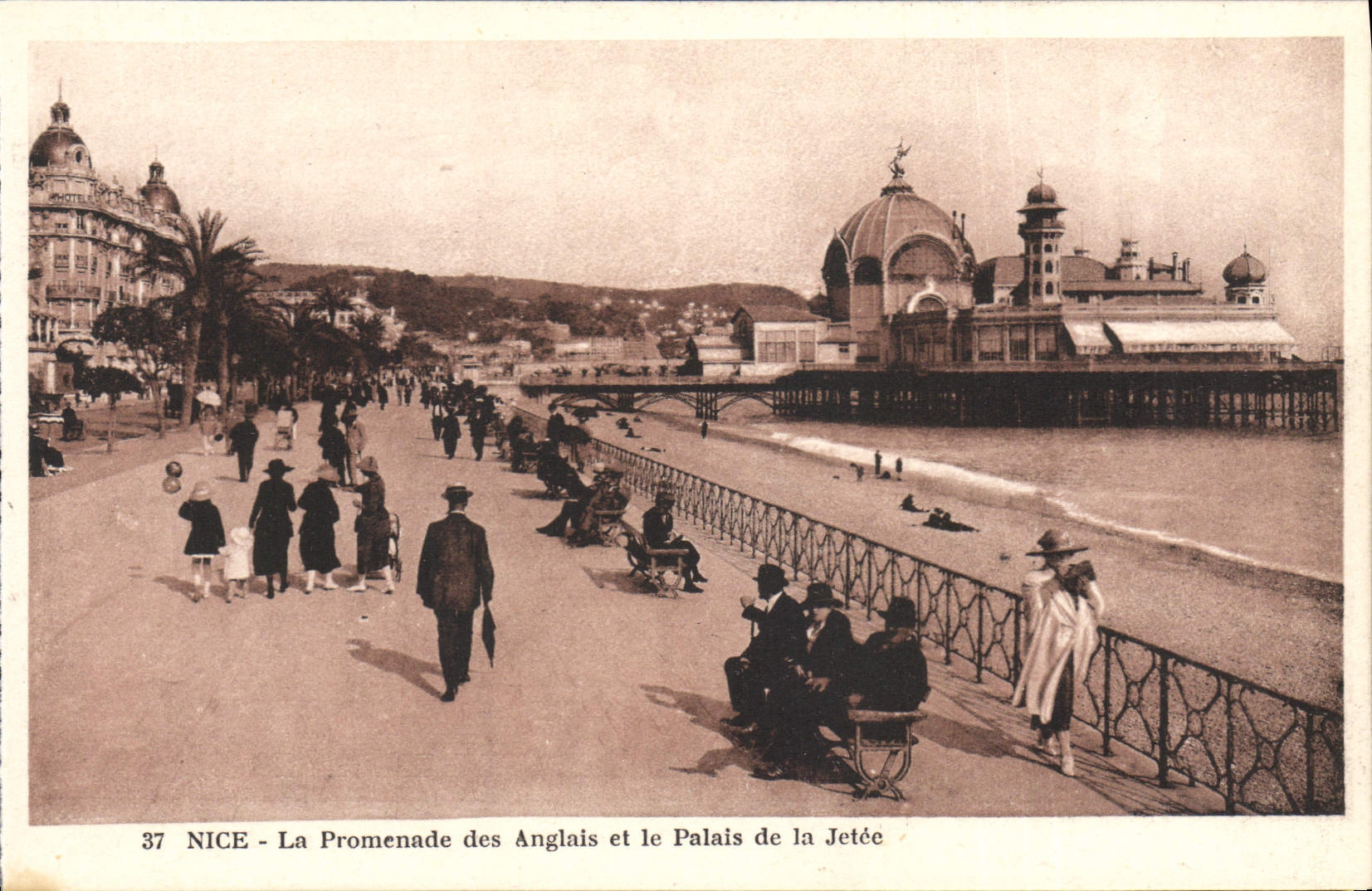 CPA Nice La Promenade des Anglais et le Palais de la Jetee