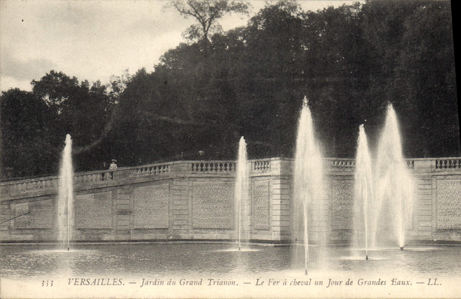 VINTAGE POSTCARD Versailles Jardin of Large Trianon the Horseshoe one day of large water